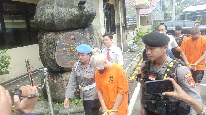 Dua WNA Rusia yang menjadi muncikari jaringan internasional digiring di Polres Badung, Senin 13 Januari 2025.