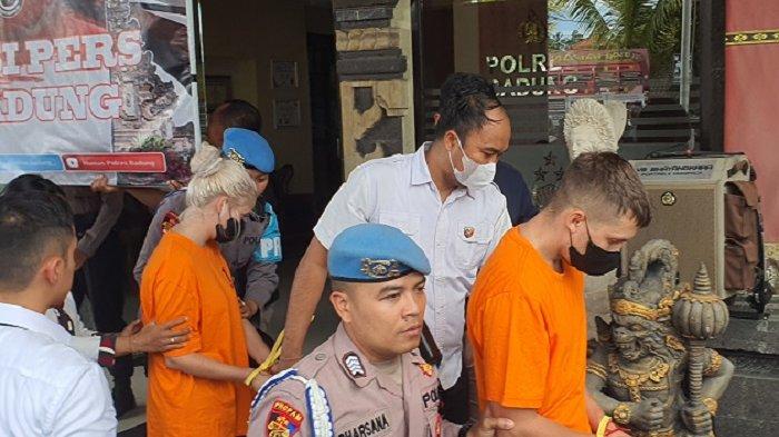 Dua pelaku muncikari saat digiring di halaman Polres Badung pada Senin 13 Januari 2025