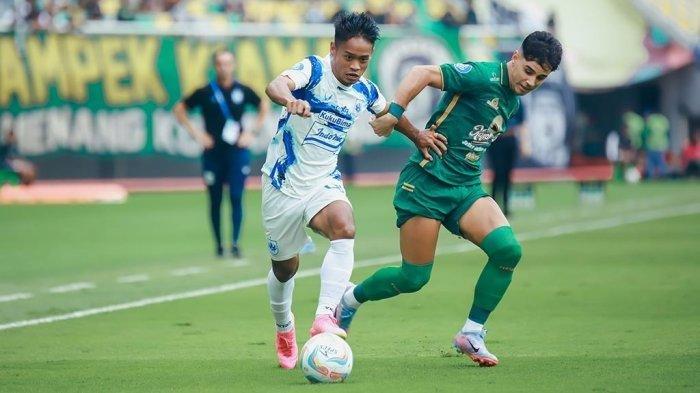 Duel pemain PSIS Semarang Fredyan Wahyu Sugiantoro dengan pemain Persebaya Surabaya Bruno Moreira dalam laga tunda Liga 1 2023/2024 di Stadion Gelora Bung Tomo Surabaya pada Selasa 30 Januari 2024.