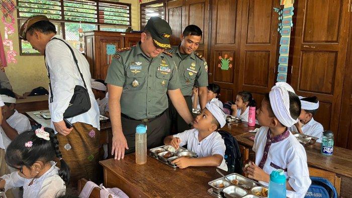 Forkompinda Jembrana saat meninjau pelaksanaan Makan Bergizi Gratis (MBG) di salah satu sekolah yang ada, Selasa 10 Juni 2025.