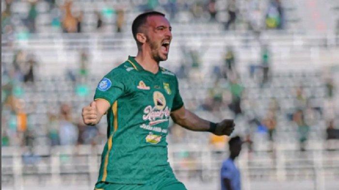 Dusan Stevanovic merayakan selebrasi usai mencetak gol bagi Persebaya di Liga 1 2023/2024