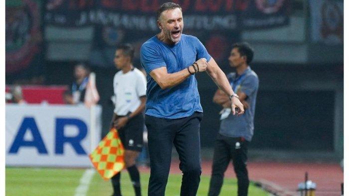 Emosi dan kekecewaan pelatih Persija Jakarta, Thomas Doll tak bisa ditahan usai timnya dikalahkan Dewa United di Liga 1 pekan kesepuluh