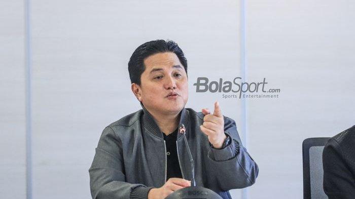 Ketua Umum PSSI, Erick Thohir, sedang memberikan keterangan kepada awak media di Menara Danareksa, Gambir, Jakarta Pusat, Rabu (5/7/2023) siang.