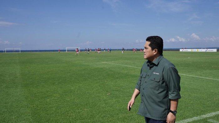 Ketua Umum PSSI Erick Thohir memberikan pengarahan kepada ratusan peserta seleksi timnas U-17 di Pemusatan Latihan Bali United di Pantai Purnama, Kabupaten Gianyar, Bali, Minggu 16 Juli 2023.