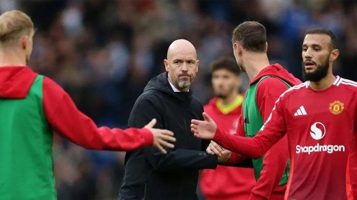 Pelatih Manchester United, Erik ten Hag saat memberikan instruksi dari samping lapangan di Liga Inggris musim 2024-2025