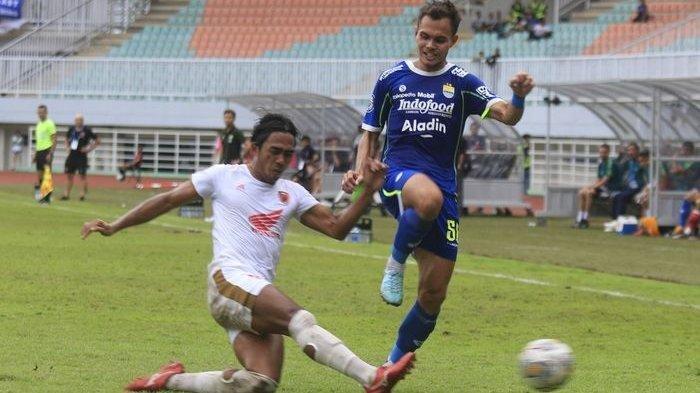 Pemain PSM Makassar Erwin Gutawa menerjang bola yang digiring pemain Persib Bandung Rezaldi Hehanussa pada pertandingan pekan ke-24 Liga 1 2022-2023 yang berlangsung di Stadion Pakansari, Kabupaten Bogor, Selasa (14/2/2023). Rezaldi siap hentikan Riko Simanjuntak, Jumat (31/3/2023) malam.