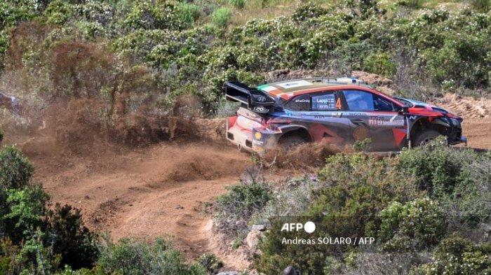Esapekka Lappi dari Finlandia dan co-driver Janne Ferm dari Finlandia mengemudikan Hyundai mereka i20 N Rally1 Hybrid dekat Olbia pada tanggal 2 Juni 2023 sebagai bagian dari bagian SS2 Rally of Sardegna 2023, putaran ke-6 Kejuaraan Reli Dunia FIA.