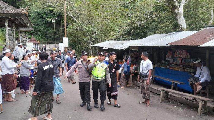 EVAKUASI - Evakuasi pemedek meninggal dunia di Pura Lempuyang Luhur, Minggu (1/9).