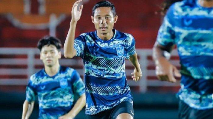 Evan Dimas dan Taisei Marukawa tampak berlatih bersama tim PSIS Semarang di Stadion Segiri, Samarinda, belum lama ini. Duel Borneo FC vs PSIS Semarang di Liga 1 2023/2024 pekan 22 akan dihelat Sabtu, 9 Desember 2023 malam ini. Pelatih Gilbert Agius tak ciut nyali hadapi tuan rumah.