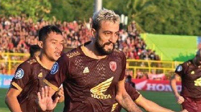 Everton Nascimento saat membela PSM Makassar - Sosok penyerang ini sudah tidak asing bermain di Liga 1. Adalah Everton Nascimento yang merupakan pesepakbola profesional asal Brasil.