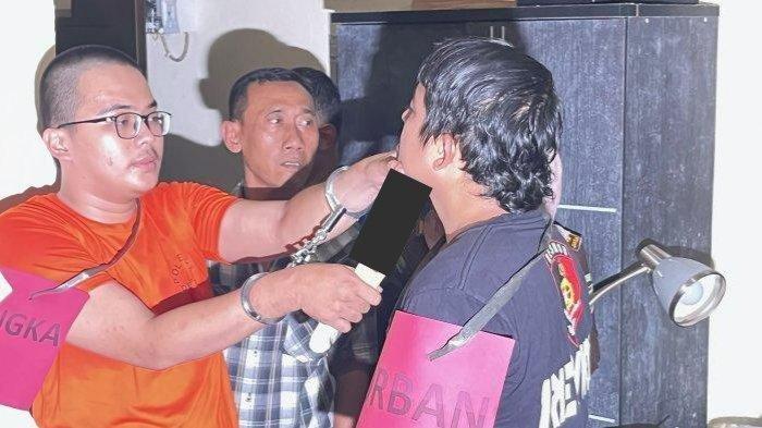 AAB (23) saat memperagakan beberapa adegan dalam rekonstruksi pembunuhan MNZ (19), adik tingkatnya.