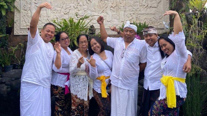 Irjen Sang Made Mahendra Jaya (kiri) saat berfoto bersama keluarga di rumahnya, Desa Temesi, Gianyar, beberapa waktu lalu