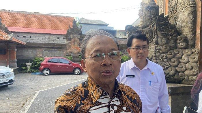 GELAR PERTEMUAN - Gubernur Bali, I Wayan Koster memberikan keterangan seusai menggelar pertemuan dengan Komisi VII DPR RI di Rumah Jabatan Gubernur Jayasabha, Rabu 2 Juli 2025.