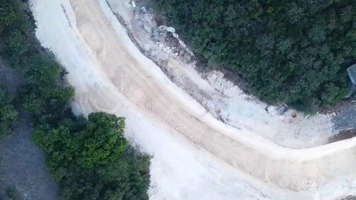Gambar dari atas penataan tebing di Pura Uluwatu dengan pembuatan Jalan inspeksi1
