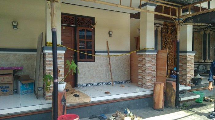 Garis Polisi Melintang: Suasana TKP penemuan jenazah mahasiswa asal Medan, ASN, di kost depan Ex Tragia, Kuta Selatan, Badung, Bali, pada Jumat 24 November 2023