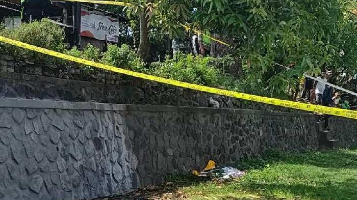 Garis polisi terpasang di area penemuan jenazah pria di bantaran sungai Taman Pancing Timur, Pemogan Denpasar Selatan, Denpasar, Bali pada Kamis 7 November 2024 pagi.