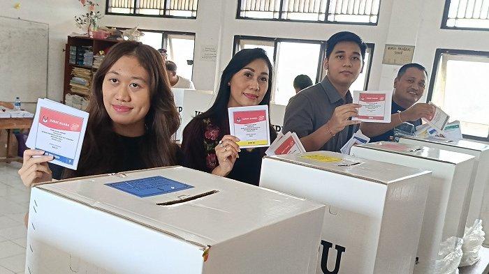 Gek Diah putri Ketua PDIP Gianyar, I Made 'Agus' Mahayastra saat mengikuti kegiatan pemungutan suara Pemilu 2024 di TPS Banjar Melinggih, Desa Melinggih, Payangan, Gianyar, Bali, Rabu 14 Februari 2024.