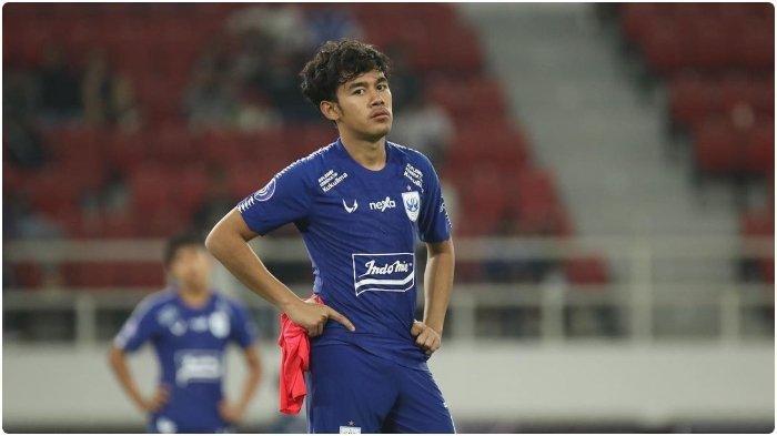 Geladang PSIS Semarang kelahiran Jakarta, Luthfi Kamal sedang berdiri menatap stadion seusai laga Liga 1 2022/2023. Kini Luthfi Kamal meninggalkan PSIS di bursa transfer Liga 1 23/24 paruh musim.