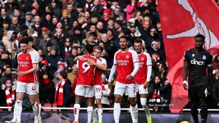 Gelandang Arsenal Belgia #19 Leandro Trossard (tengah) merayakan bersama rekan satu tim setelah mencetak gol ketiga