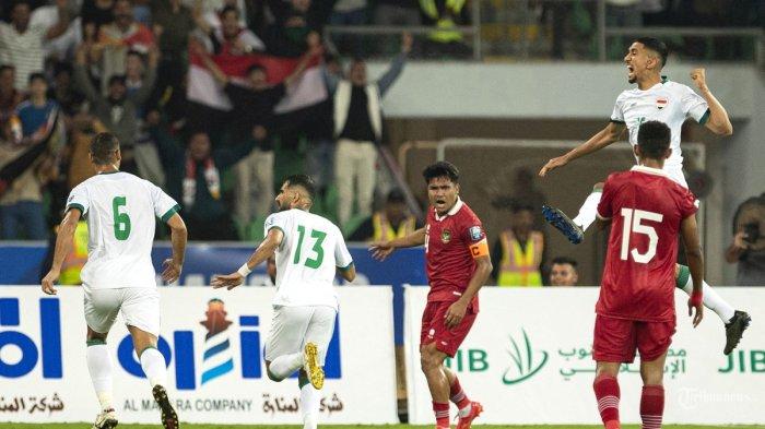 Gelandang Irak Bashar Rasan merayakan gol pertama timnya pada pertandingan sepak bola kualifikasi AFC Piala Dunia FIFA 2026 antara Irak dan Indonesia di Stadion Internasional Basra pada 16 November 2023.
