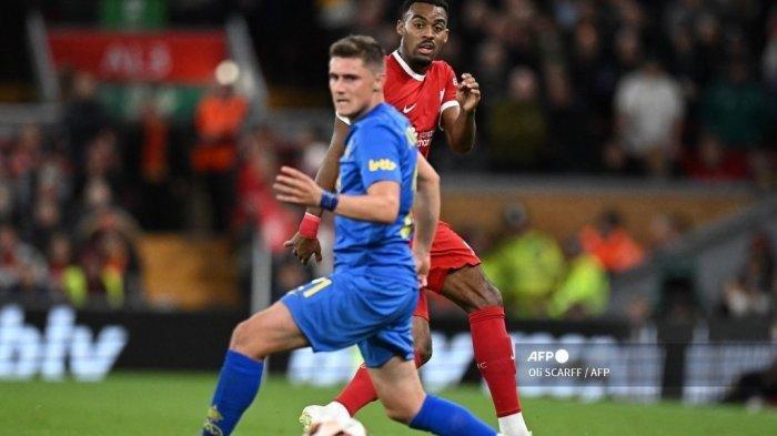 Gelandang Liverpool #38 Ryan Gravenberch (kanan) mengoper bola selama pertandingan