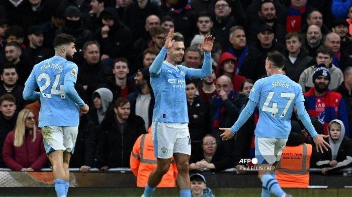 Gelandang Manchester City, Jack Grealish (tengah) merayakan gol dalam Liga Inggris melawan Crystal Palace di Stadion Etihad pada 16 Desember 2023