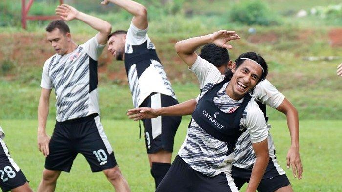 Gelandang Persija Jakarta, Hanif Sjahbandi dalam sesi latihan tim baru-baru ini. 2 Senjata Pamungkas Carlos Pena Ini Kobarkan Menang di Laga Persija Jakarta vs Madura United Liga 1