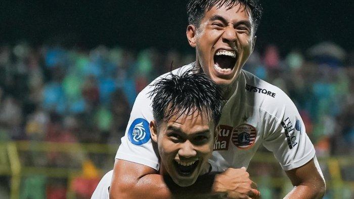 Gelandang Persija Jakarta, Hanif Sjahbandi merayakan gol Witan Sulaeman ke gawang tuan rumah PSM Makassar. Update klasemen Liga 1 2023 diwarnai bantuan PSS untuk Bali United agar mendekati Persib, sedangkan Persija sukses menggeser Persebaya.