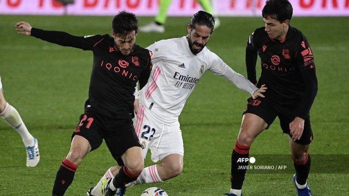 Gelandang Spanyol Real Madrid Isco (tengah) menantang gelandang Spanyol Real Sociedad David Silva (kiri) dan gelandang Spanyol Real Sociedad Martin Zubimendi selama pertandingan sepak bola