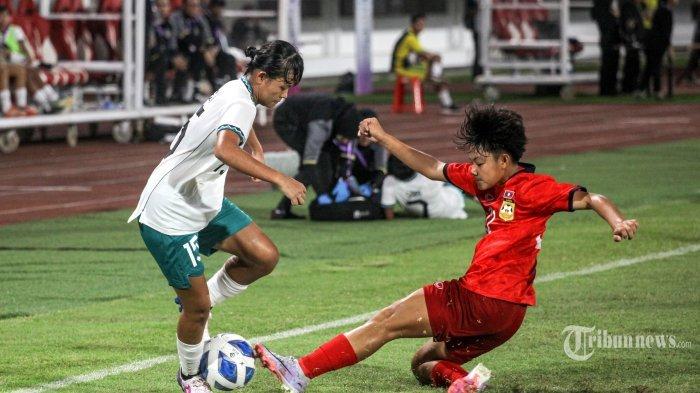 Gelandang Timnas Wanita Indonesia U-19, Helsya Maeisyaroh (kiri) mencoba melewati adangan pesepak bola Timnas Wanita Laos U-19, Kavao Vongphachan dalam Piala AFF U-19 Wanita 2023) di Stadion Gelora Sriwijaya, Jakabaring, Kota Palembang, Sumatera Selatan, Jumat (7/7/2023) malam.