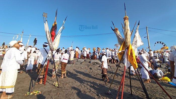 Pelaksanaan melasti di Pantai Padanggalak, Kesiman, Denpasar, Bali - Ribuan Umat Hindu Padati Pantai Padanggalak Bali, Gelar Melasti Serangkaian Nyepi Saka 1945