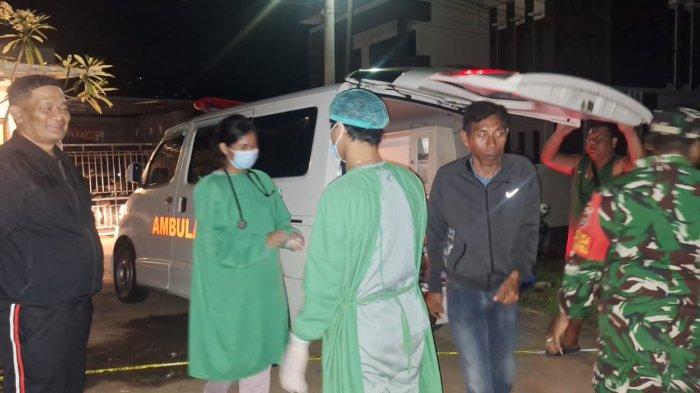 Pemeriksaan - Tim medis RSUD Buleleng saat melakukan pemeriksaan mayat Mr X yang terkapar di jalanan perumahan Grand Lovina, Sabtu (3/5/2025). GEGER! Warga Perumahan Grand Lovina Buleleng Bali Temukan Mayat, Keluarkan Darah dari Mulut