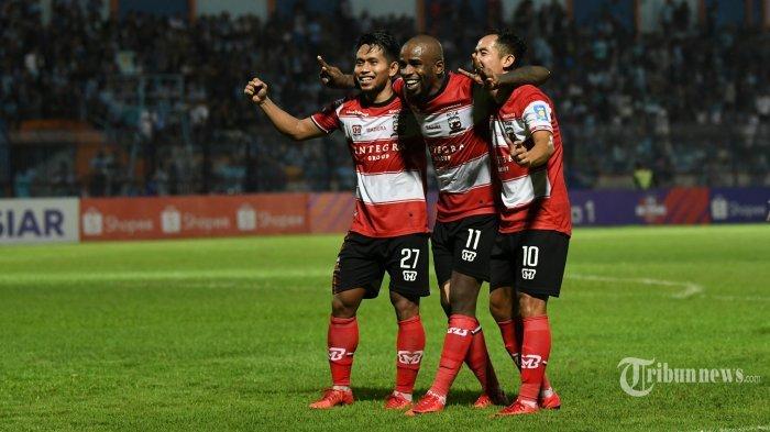 Pemain Madura United, Slamet Nurcahyo (kanan) merayakan golnya ke gawang Persela Lamongan bersama rekannya, Greg Nwokolo (tengah) dan Andik Vermansah dalam laga pekan pertama Liga 1 2019 di Stadion Surajaya, Lamongan, Jawa Timur, Jumat (17/5/2019) malam. Jelang detik-detik penutupan daftar pemain Liga 1 2023/24 Arema FC bergerak cepat dengan gaet striker naturalisasi, Greg Nwokolo.