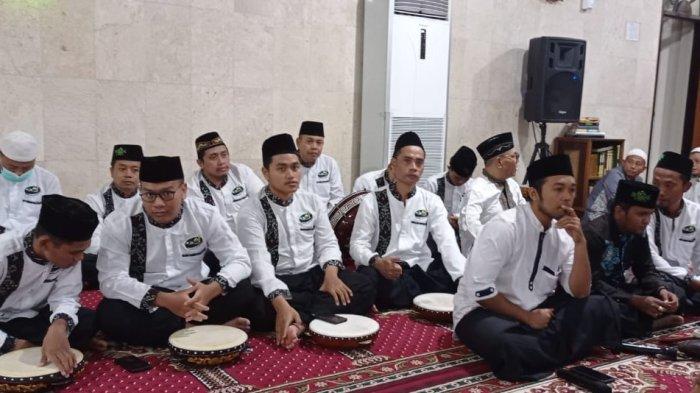 Grup Hadrah At Taqwa Muttu tampil pada acara perayaan Tahun Baru Islam 1445 H/2023 M di Masjid At Taqwa Polda Bali, pada Kamis, 27 Juli 2023.