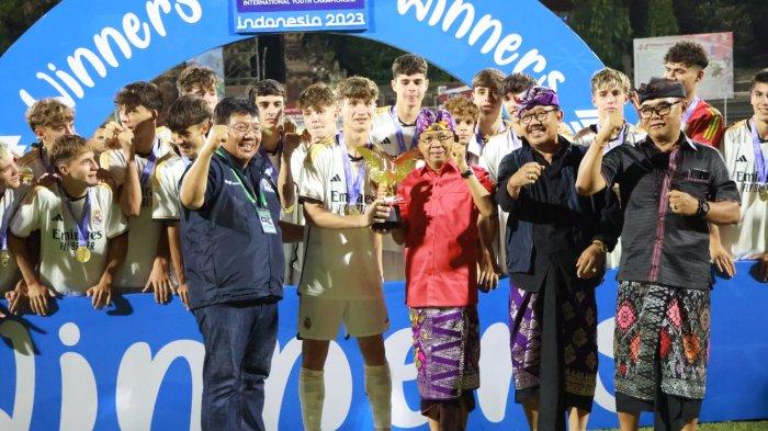Gubernur Bali I Wayan Koster bersama Wakil Gubernur Bali, Tjokorda Oka Artha Ardana Sukawati menyaksikan pertandingan Final Sepak Bola International Youth Championship 2023 U20 yang mempertemukan dua klub rival satu negara asal Spanyol, Real Madrid CF vs Barcelona FC dengan skor kemenangan diraih oleh Real Madrid CF 3-2 di Stadion I Gusti Ngurah Rai, Denpasar.