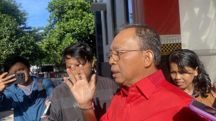 BERI KETERANGAN - Gubernur Bali, Wayan Koster ketika ditemui di DPD PDIP Bali pada Senin 21 April 2025.