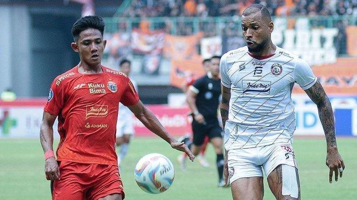Duel penggawa Persija Jakarta, Firza Andika (kiri) dengan pemain Arema FC, Gustavo Almeida (kanan) pada laga Persija Jakarta vs Arema FC pekan ke-9 Liga 1 di Stadion Patriot Candrabhaga, Minggu (20/8/2023).
