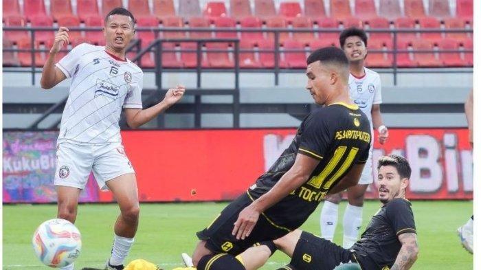 Striker Barito Putera, Gustavo Tocantins berebut bola dengan kiper Arema FC Julian Schwarzer di pekan keenam Liga 1 2023 yang berkesuduhan 0-4 untuk kemenangan Barito Putera.