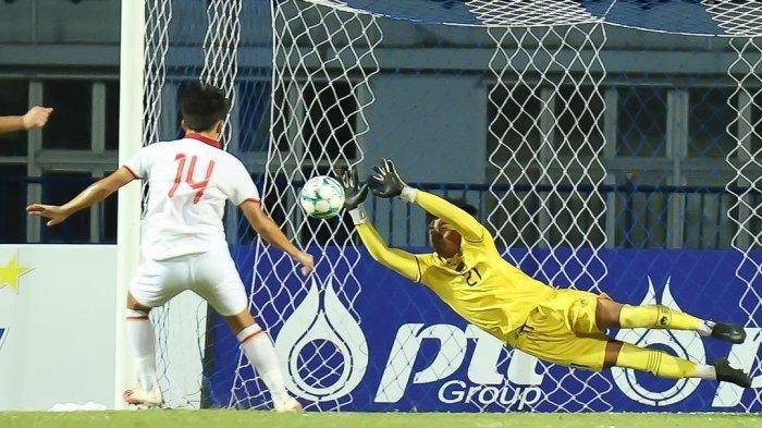 HEROIK- Aksi heroik dilakukan oleh penjaga gawang timnas U23 Indonesia, Ernando Ari yang menyelamatkan gawang Indonesia U23 dari tendangan penalti Vietnam U23 di waktu normal. Namun sayang, dalam adu penalti, tendangannya dibaca kiper Vitenam.
