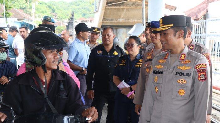 Pantau - Kapolres Karangasem AKBP I Nengah Sadiarta dan jajaran saat memantau kesiapan Pelabuhan Padangbai, Sabtu (22/3).