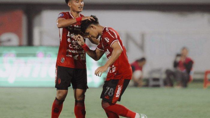 DEBUT - I Komang Ananta Krisna bersama sang kakak Kadek Agung saat merumput dalam debutnya bersama Bali United PSIS Semarang di Stadion Kapten I Wayan Dipta Gianyar Bali, pada Kamis 1 Mei 2025 malam.