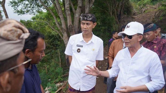 TINJAU LOKASI - Bupati Klungkung, I Made Satria didampingi Wakil Bupati Klungkung, Tjokorda Gde Surya Putra melakukan peninjauan ke lokasi proyek pembangunan Bumi Perkemahan Bukit Tengah yang berlokasi di Desa Pesinggahan, Kecamatan Dawan, Kamis (12/6).