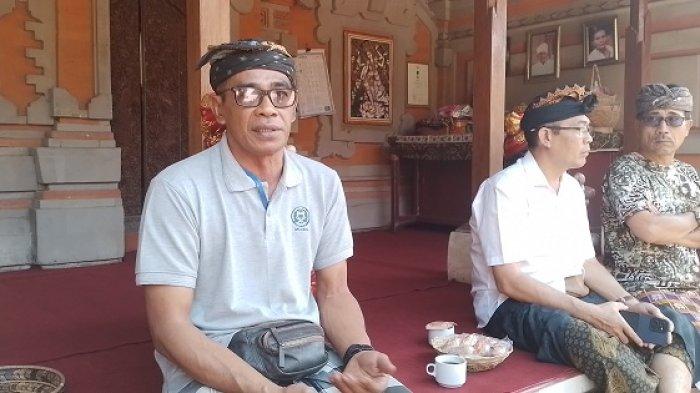 I Made Suarsa ayah dari korban putusnya tali lift di Ayu Terra Resort Ubud, I Wayan Aries Setiawan (20) saat ditemui di rumahnya yang berlokasi di Banjar Abiansemal, Desa Lodtunduh, Ubud pada Sabtu 2 September 2023, masih terlihat berduka, matanya sembab dan sesekali air matanya membasahi pipinya.