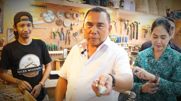 Bupati Jembrana, I Nengah Tamba saat mengunjungi usaha kerajinan jam tangan kayu di Desa Medewi, Kecamatan Pekutatan, Jembrana, Bali, Rabu 17 April 2024.