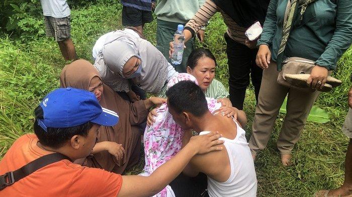 Tangis Ibu Korban Tenggelam Pecah Di TKP, dan dipeluk erat oleh suaminya atau bapak dari korban.