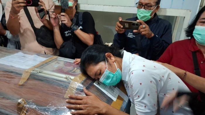 Ibu dari Putu Satria, Ni Nengah Rusmini saat bersandar di peti putranya, Minggu 5 Mei 2024. Isak tangis mengiringi kepulangan jenazah Putu Satria Ananta Rustika (19) di Klungkung, Bali.