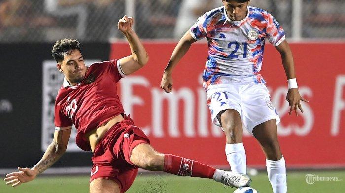 Indonesia Shayne Elian Jay (Kiri) dan Filipina Santiago Rublico (kanan) bersaing memperebutkan bola pada pertandingan sepak bola kualifikasi Piala Dunia 2026 antara Filipina dan Indonesia di Manila pada 21 November 2023. (Photo by JAM STA ROSA / AFP)