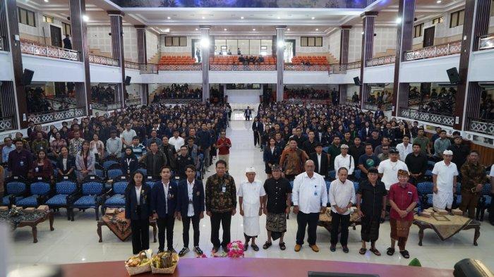 Koster-Giri saat mengikuti uji publik di Kampus Unud Jimbaran.