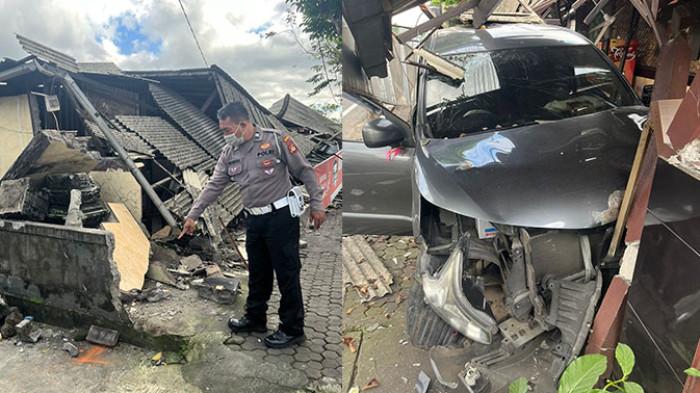 Jajaran sat Lantas Polres Badung saat melakukan olah TKP terkait kecelakaan tunggal yang menabrak warung babi guling Men Lari di Banjar Denkayu, Mengwi pada Jumat 18 Juli 2025