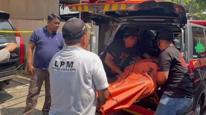 Jasad SW (43) yang ditemukan bersimbah darah di kediamannya di Depok Jawa Barat. SW tewas dihabisi oleh anak kandungnya sendiri, RAR (23).